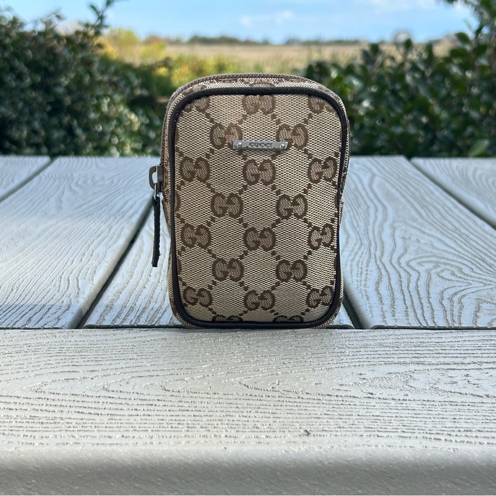 ๐ฆ Gucci GG Monogram Pouch Bag